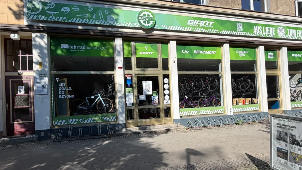 Eingang und Schaufenster von Radwelt Berlin-Pankow mit GIANT-Experience-Center-Beschriftung bei Radwelt Berlin-Pankow