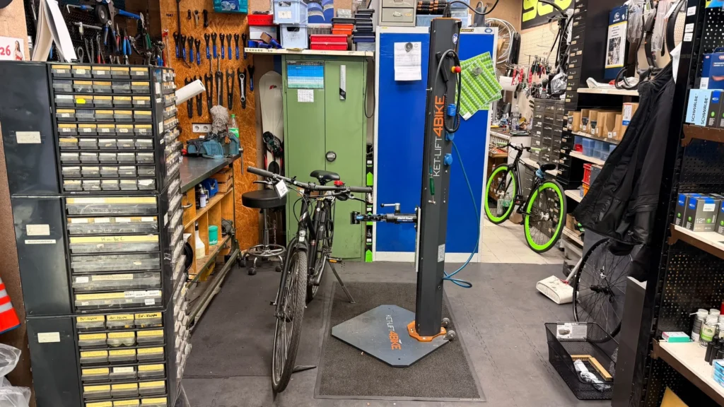 Fahrradwerkstatt mit Montageheber, Werkzeugwand und Ersatzteilschränken bei Radwelt Berlin-Pankow